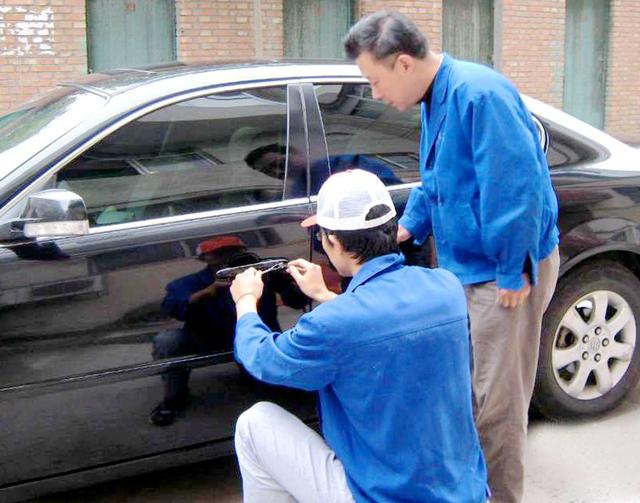 梅列区汽车钥匙丢在车里面怎么办?
